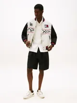 Bermuda negra de tejido ripstop de mezcla de nailon y poliéster, con logo tonal de la colección APXGP bordado en el lateral y el bajo.