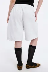 Short tipo bermuda de algodón fleece color gris claro, con cintura elastizada y bolsillos laterales.