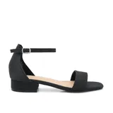 Sandalias de tacón bajo cuadrado, color negro con acabado brillante y glitter. Presentan una tira frontal ancha y una tira ajustable al tobillo con hebilla metálica dorada.