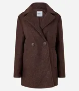 Saco alargado de polyvelour con textura boucle, cuello solapa, abotonado delantero y bolsillos. Forro de poliéster.