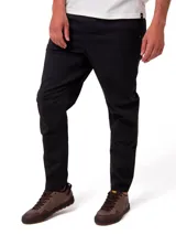 Pantalon de corte utilitario color negro, confeccionado en tejido elástico. Presenta cintura elástica con cordón de ajuste, bolsillos laterales de entrada y un bolsillo utilitario en la pierna derecha.