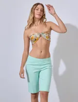 Bermuda color verde militar en gabardina elastizada, marca Ruby Rd. Pretina ancha elastizada. Delantera con bolsillos simulados. Trasera con bolsillos aplicados.