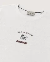 Remera Brooksfield de manga corta y fit regular, color blanco, con pequeño estampado frontal inspirado en el océano y la leyenda 'Tides of Change'.