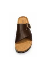 Sandalias marrones de tiras cruzadas Paddock con hebilla metálica dorada regulable, plantilla anatómica y base de corcho.