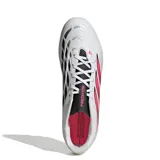 Championes de fútbol Adidas modelo Predator Club Fg/Mg, color blanco con diseño en fucsia y negro, cordones blancos y suela con tapones para césped firme y multisuperficie.