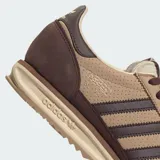 Championes Adidas SL 72 RS color marrón y beige con las tres tiras características de la marca en marrón oscuro.