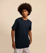Remera básica de corte comfort, confeccionada en algodón con textura acanalada. Presenta cuello redondo y mangas cortas, ofreciendo un diseño versátil y relajado.