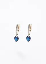 Aros tipo argolla pequeña de plata con baño de oro de 18k y incrustaciones de circones, con un dije colgante en forma de gota de cristal azul.