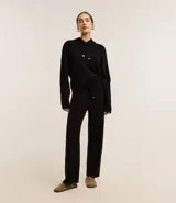 Pantalón wide leg de punto con textura acanalada y frisos verticales. Presenta cintura mediana con elástico, lazo de ajuste con detalles metalizados y cintura ancha de rib.