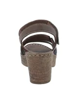Sandalia de cuero para mujer marca RKF, con taco ancho efecto corcho y plataforma. Posee tiras en el empeine en combinación de colores marrón, azul oscuro y verde, con cierre de velcro en la tira del talón y costuras visibles.