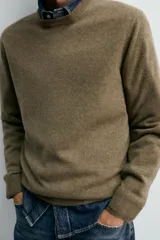 Jersey de punto de cashmere con corte regular fit, cuello redondo y manga larga. Presenta acabados en rib en puños y ruedo.