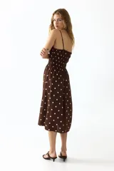 Vestido midi de viscosa color marrón con estampado de lunares blancos, breteles spaghetti ajustables, escote cuadrado y cuerpo fruncido entallado.