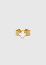 Anillo dorado de acero quirúrgico con dije de trébol blanco.