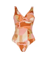Traje de baño entero con estampado abstracto en tonos rosa, naranja, marrón y beige. Diseño cruzado en el busto y breteles anchos.