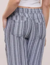 Pantalón de lino blanco, marca Dash, con pretina ancha elastizada, lazo de ajuste y bolsillos inclinados en el frente.