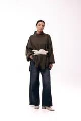 Sweater de punto grueso con cuello alto, diseño de hombros caídos y mangas amplias con puños acanalados.