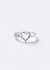 Anillo de plata 925 con diseño de corazón calado en el centro, decorado con zirconias engastadas en la mitad del corazón y a lo largo de la banda.