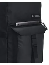 Mochila Under Armour negra con logo en el frente, múltiples bolsillos y correas ajustables. Fabricada con materiales resistentes al agua.