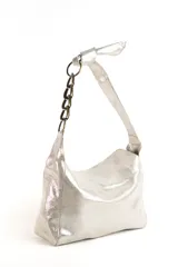 Cartera plateada tipo baguette con correa corta de cadena gruesa.