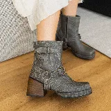 Bota corta de cuero vacuno color gris con textura tipo piel de reptil, taco de madera foleado y estribo desmontable.