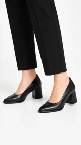 Zapatos de tacón alto de cuero negro, con punta cuadrada y taco bloque forrado.