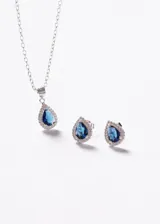 Collar de cadena fina de plata 925 con dije en forma de gota con piedra central azul rodeada de pequeñas circonias brillantes.
