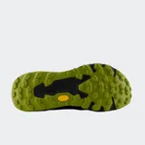 Championes de trail running New Balance Hierro v9, color negro con detalles en verde lima y marrón. Presentan una suela Vibram de alto agarre y tecnología Fresh Foam X para mayor amortiguación.