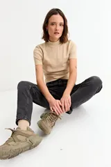 Remera de manga corta con cuello media polera, confeccionada en tejido de punto acanalado, con ajuste al cuerpo.