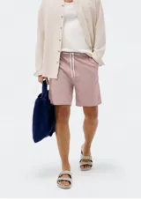 Bermuda de tela jaspeada color rosado/rojizo, con cintura elástica y cordón de ajuste blanco.