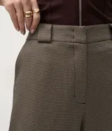 Pantalón sastrero de corte recto con estampado pied de poule, trabillas largas, pliegues delanteros sutiles y bolsillos traseros funcionales.