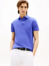 Chomba azul de Tommy Hilfiger, de corte regular, con cuello tipo chomba, cartera de dos botones, mangas cortas y logo bordado en el pecho.