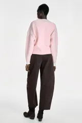 Jeans de tiro medio con diseño cargo y silueta barrel. Presenta bolsillos delanteros con cierre de cremallera y costuras horizontales en las piernas. Cierre frontal con cremallera y ganchos.