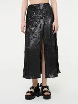 Falda midi negra cubierta de lentejuelas, con tajo frontal y corte recto.