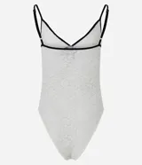 Body de encaje blanco con transparencia sutil, escote en V con ribete negro y un pequeño lazo decorativo al centro, breteles finos y diseño ajustado al cuerpo de la marca Blue Steel.