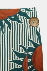 Falda midi estilo pareo con diseño cruzado, estampado de rayas verticales en tono verde oscuro y blanco, combinado con grandes motivos de soles naranjas y verdes, y cierre lateral con botón.