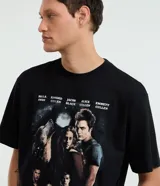 Remera negra de algodón con estampa gráfica de la saga de películas "The Twilight Saga", mostrando a los personajes principales (Bella Swan, Edward Cullen, Jacob Black, Alice Cullen, Emmett Cullen) y un lobo.
