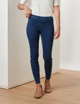 Jegging negro con pretina elastizada, bolsillos simulados delanteros y bolsillos aplicados traseros.