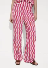 Pantalon wideleg de tiro medio con cintura elástica, confeccionado en tejido fluido de viscosa con estampado de ondas verticales en tonos fucsia, rosa y naranja.