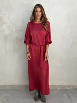 Vestido largo color ladrillo, de corte holgado, con cuello redondo y mangas 3/4 abullonadas.