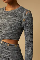 Vestido largo tejido en rib con abertura lateral y botones dorados decorativos en hombros y cintura.