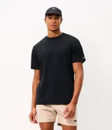 Remera de hombre Get Over, modelo Regular Dry de manga corta y cuello redondo, confeccionada en poliamida con tecnología de secado rápido y aplicaciones reflectivas.