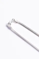 Cadena plateada de plata 925, modelo omega italiana, de 50cm de largo y 2.2mm de ancho.