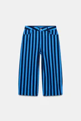 Jeans de tiro alto con diseño tapered y patrón de rayas verticales en contraste de color azul y negro. Cuenta con trabillas en la cintura, cierre frontal con cremallera y botón, y cinco bolsillos clásicos.