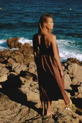 Vestido largo color marrón chocolate, confeccionado en lino, con cuello halter y espalda descubierta.