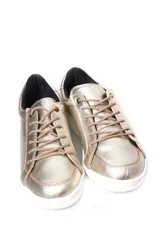 Zapatillas deportivas de cuero, combinando paneles en color blanco y detalles metalizados en tono dorado. Presentan cierre mediante cordones blancos y suela de goma plana.