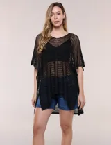 Poncho negro de tejido de punto abierto crochet con hilos metalizados de lúrex, silueta amplia con caída suelta, escote en V y mangas cortas estilo capa con sisas caídas.