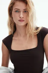 Top de manga corta color marrón oscuro, ajustado al cuerpo, con escote cuadrado pronunciado.