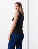 Musculosa amarilla de algodón con cuello redondo y sisas anchas.