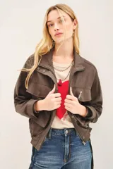Campera de corte amplio, color marrón, con cierre frontal, bolsillos frontales con solapa y cintura ajustable. Incluye un pin decorativo en la solapa.