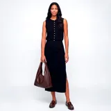 Pollera midi de corte recto y tiro alto, con tajo lateral en una de las piernas.